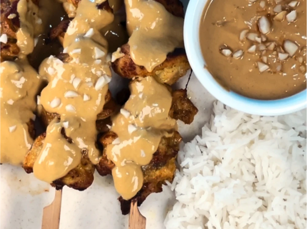Brochetas de pollo con salsa satay